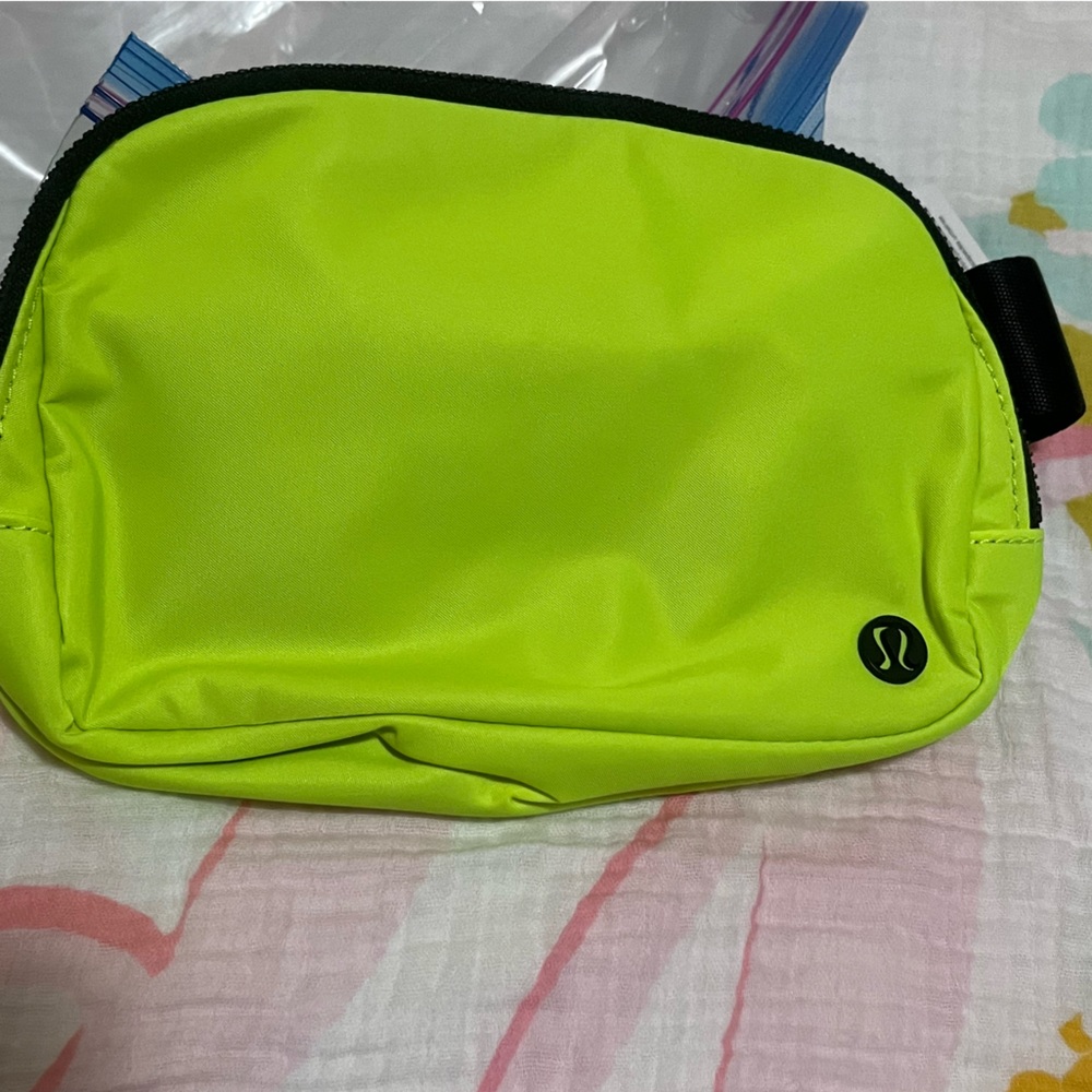 Lululemon Everywhere belt bag